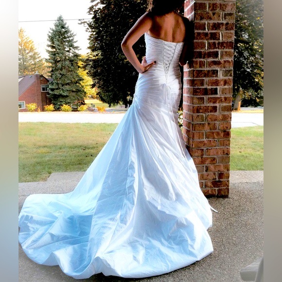 NWT beautiful Wedding Gown- davids bridal size 6 never worn or altered - Picture 2 of 5